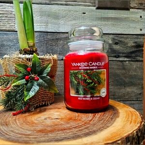 Yankee Candle Red Berry & Cedar 22 Oz Original Jar Candle 110 + Hours